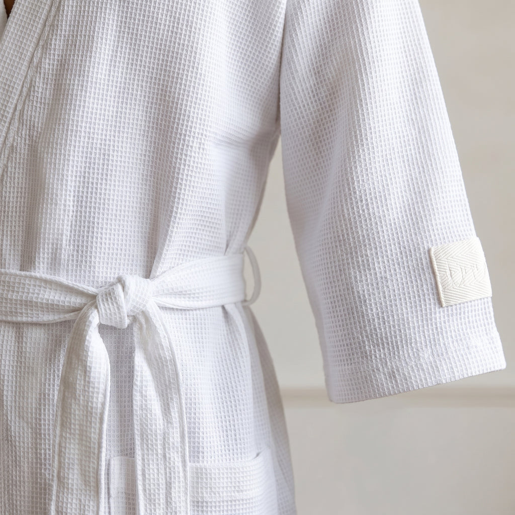 Détail de la ceinture nouée et de la manche trois-quarts du peignoir kimono