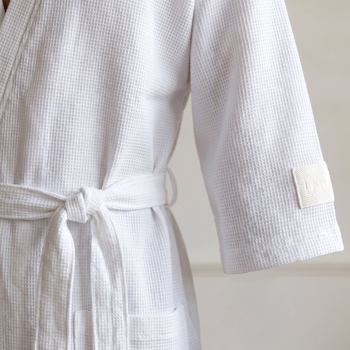 Détail de la ceinture nouée et de la manche trois-quarts du peignoir kimono