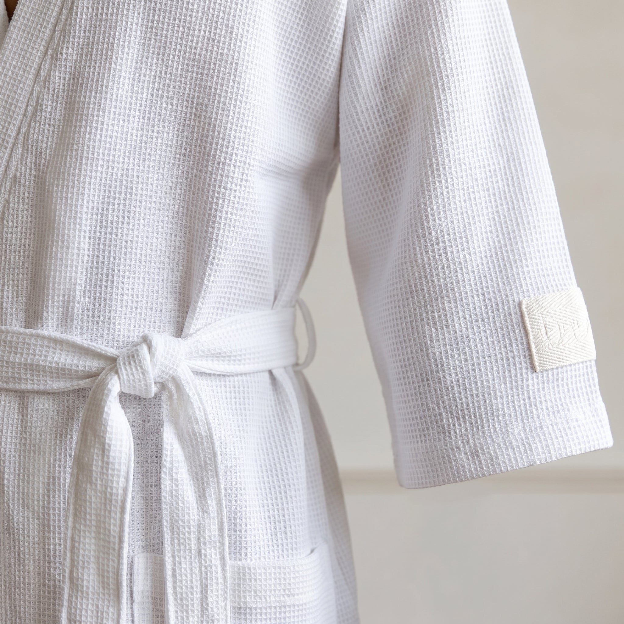 Détail de la ceinture nouée et de la manche trois-quarts du peignoir kimono Image