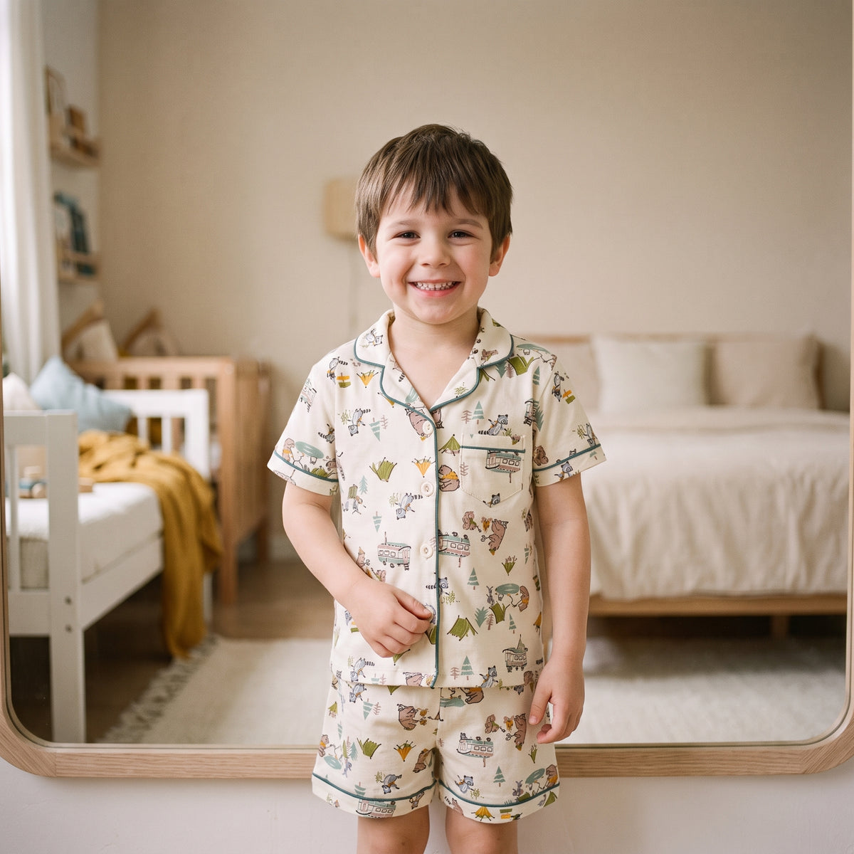 Garçon devant un miroir en chemise de pyjama boutonnée et short assorti