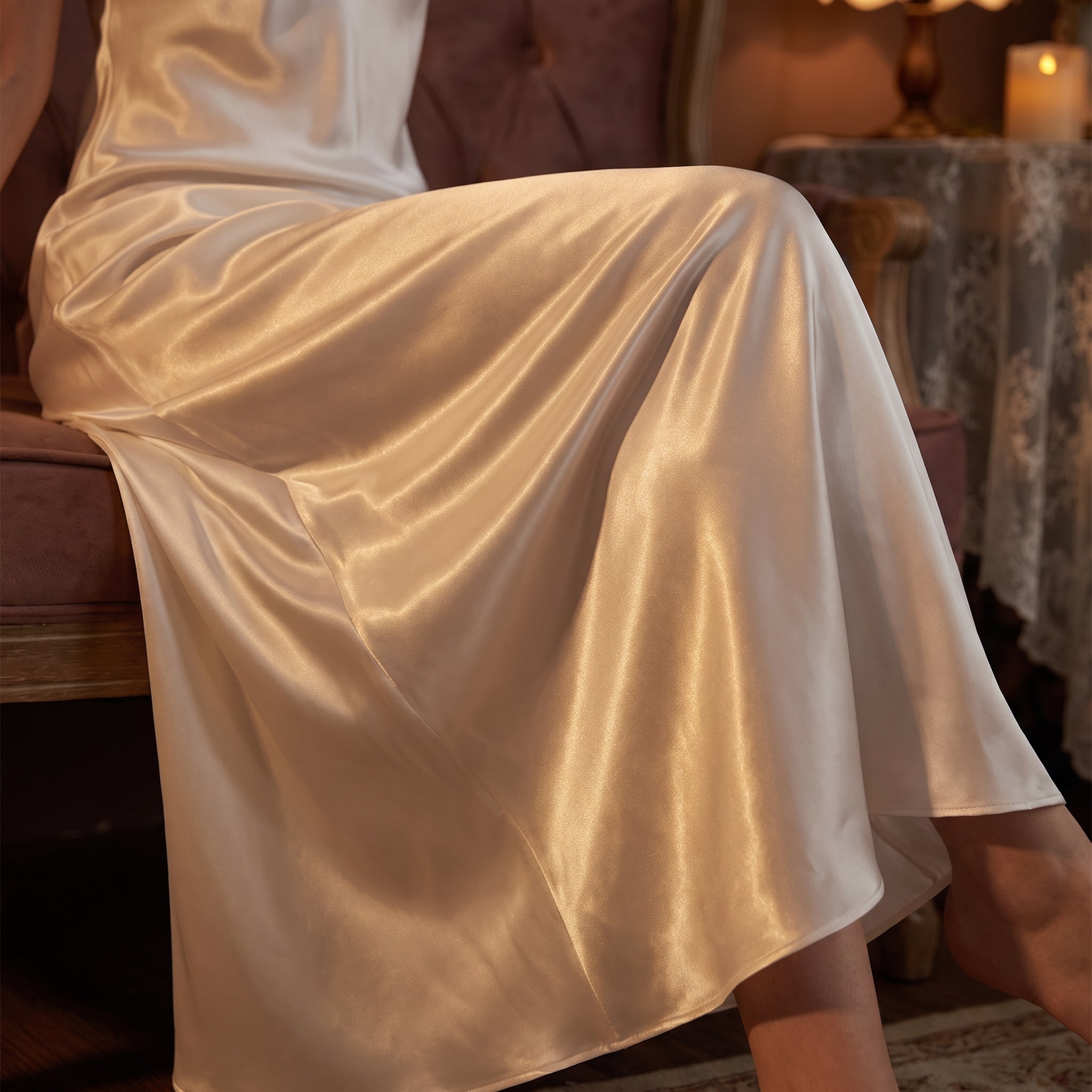 Tombe fluide du satin blanc de la nuisette longue Image