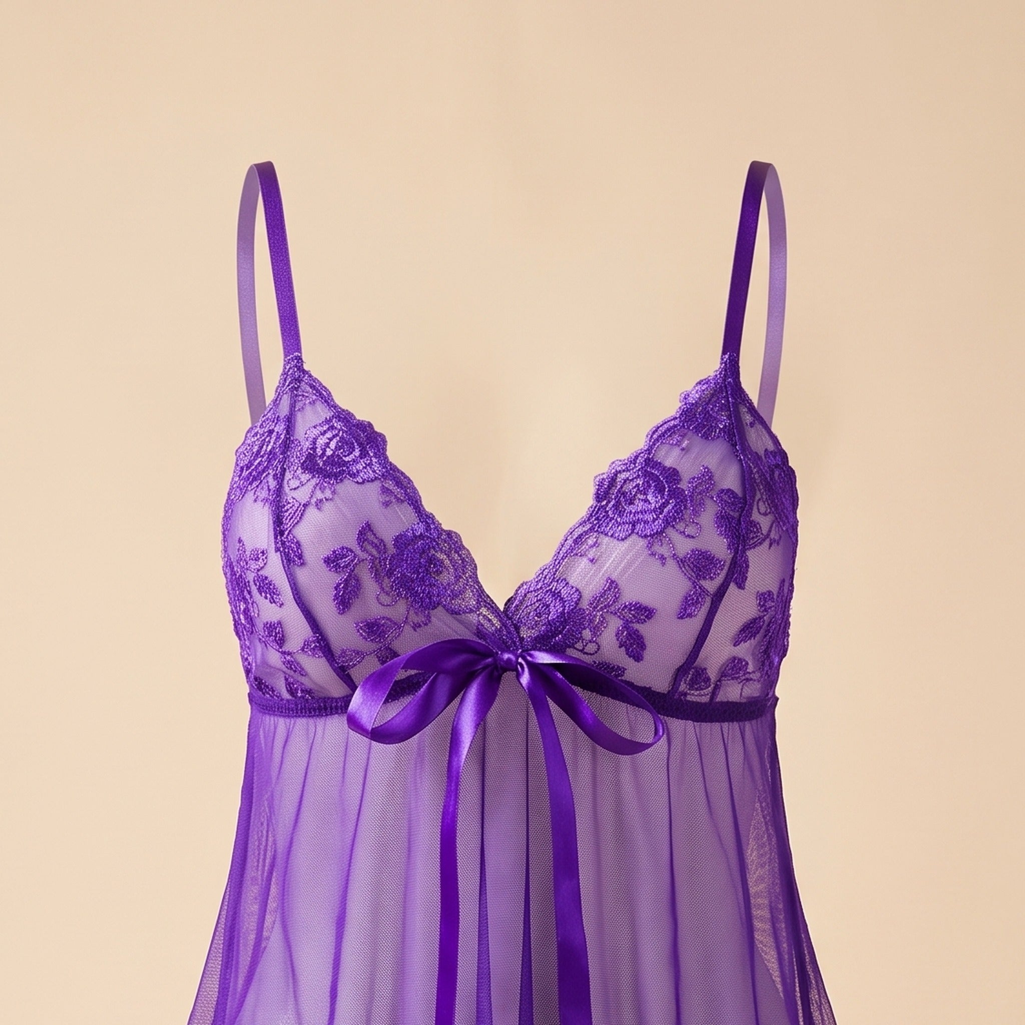 Gros plan sur la dentelle florale et le noeud en satin de la nuisette violette transparente Image