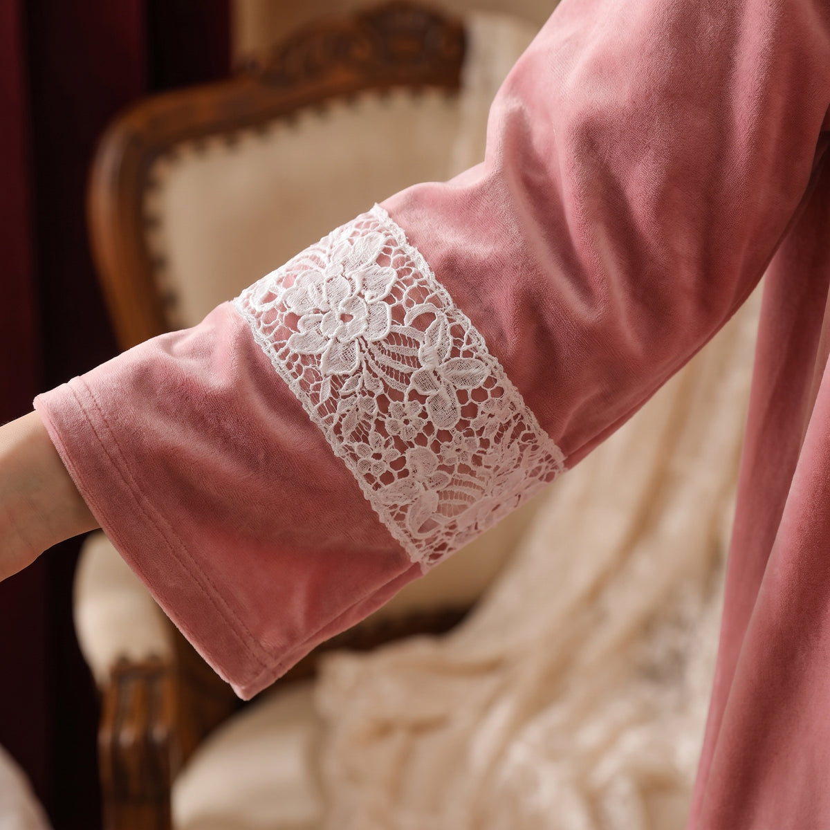 Gros plan carre sur les manches avec insert dentelle blanche