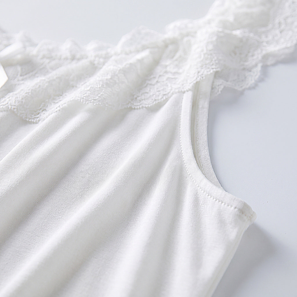 Détail de la matière modale blanche douce et de l'emmanchure en dentelle