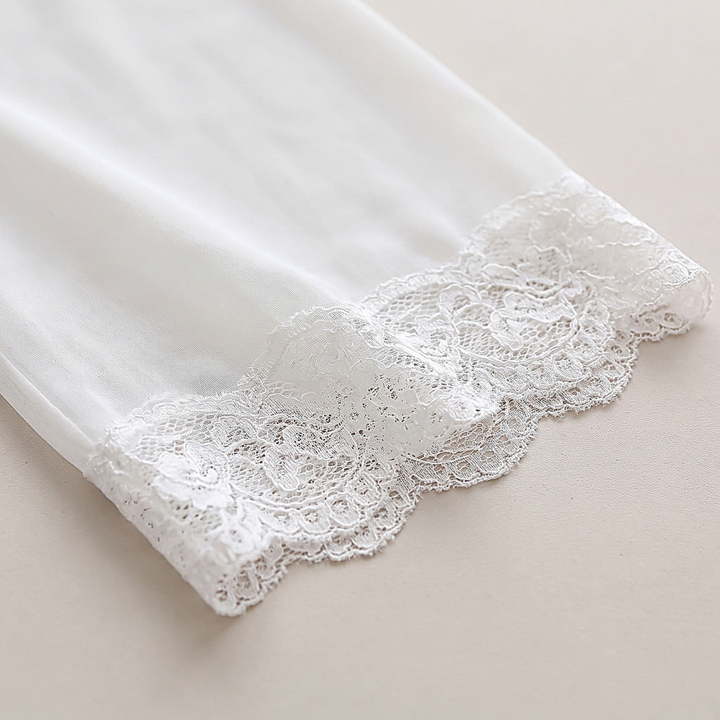 Détail de la manche du kimono en voile bordée de dentelle