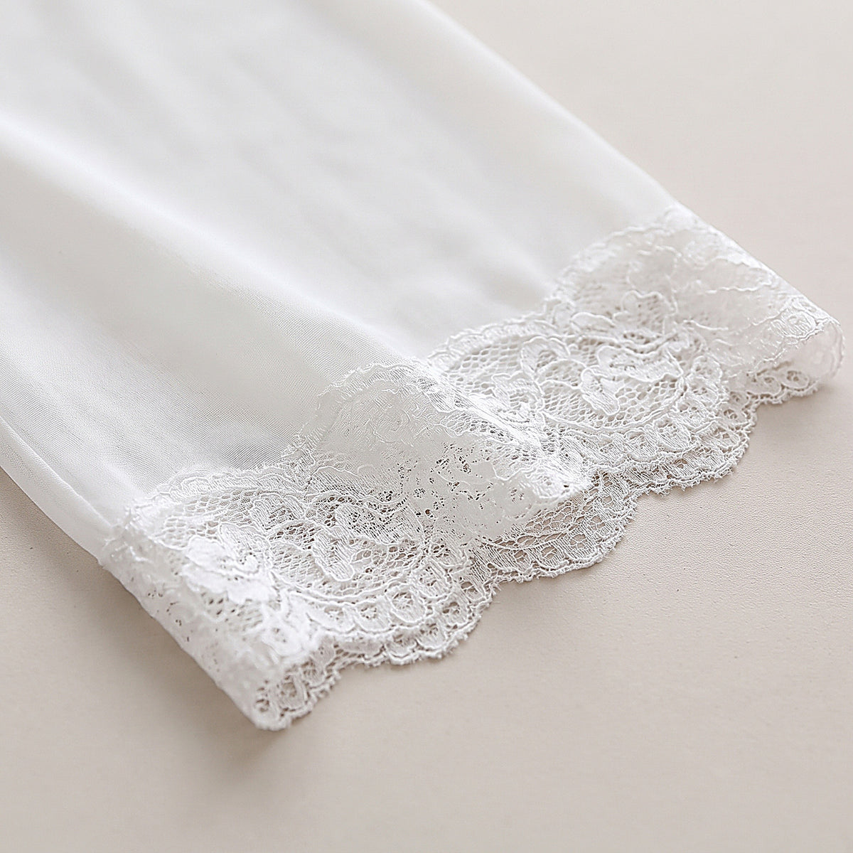 Détail de la manche du kimono en voile bordée de dentelle