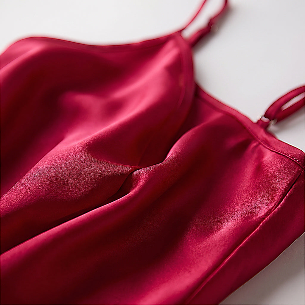 Détail du satin rouge fluide et chatoyant de la nuisette