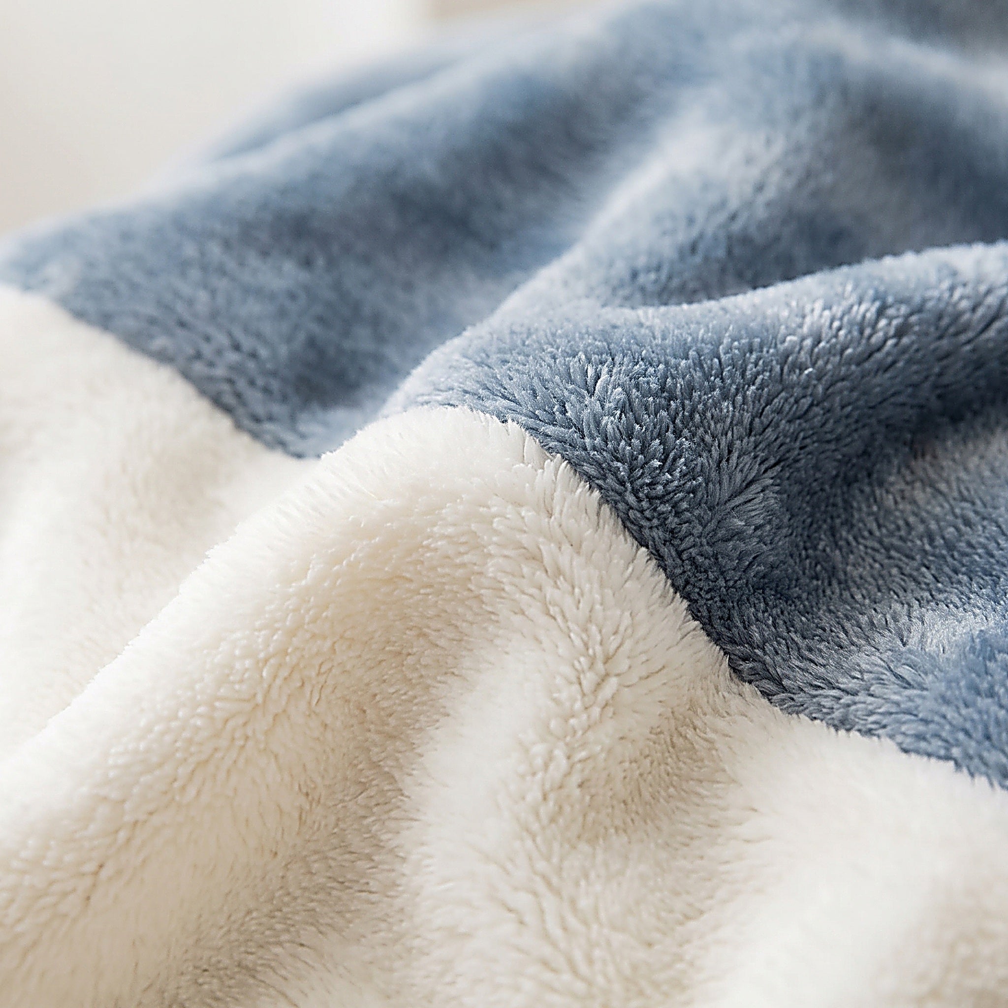 Détail de la matière flanelle polaire douce bleu-gris et ventre blanc Image