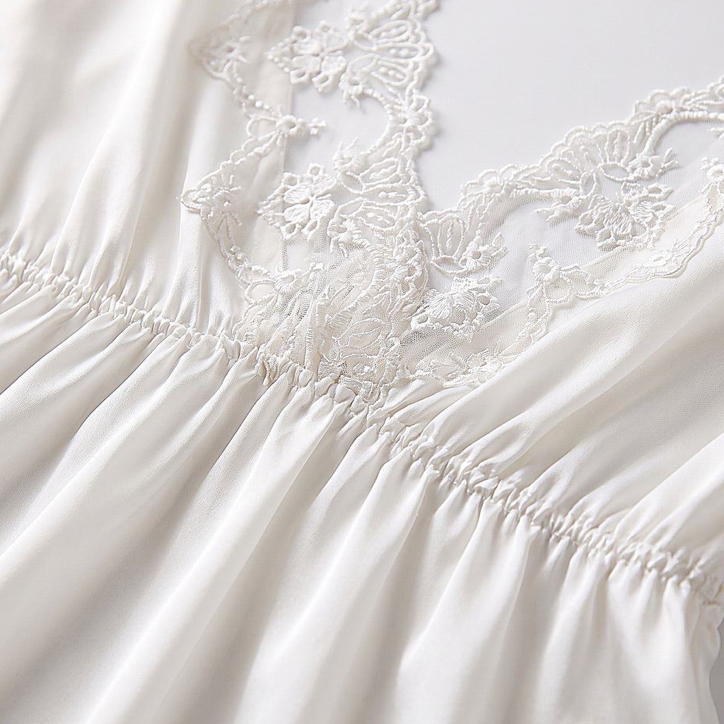 Détail du dos en dentelle brodée de la nuisette satin blanc