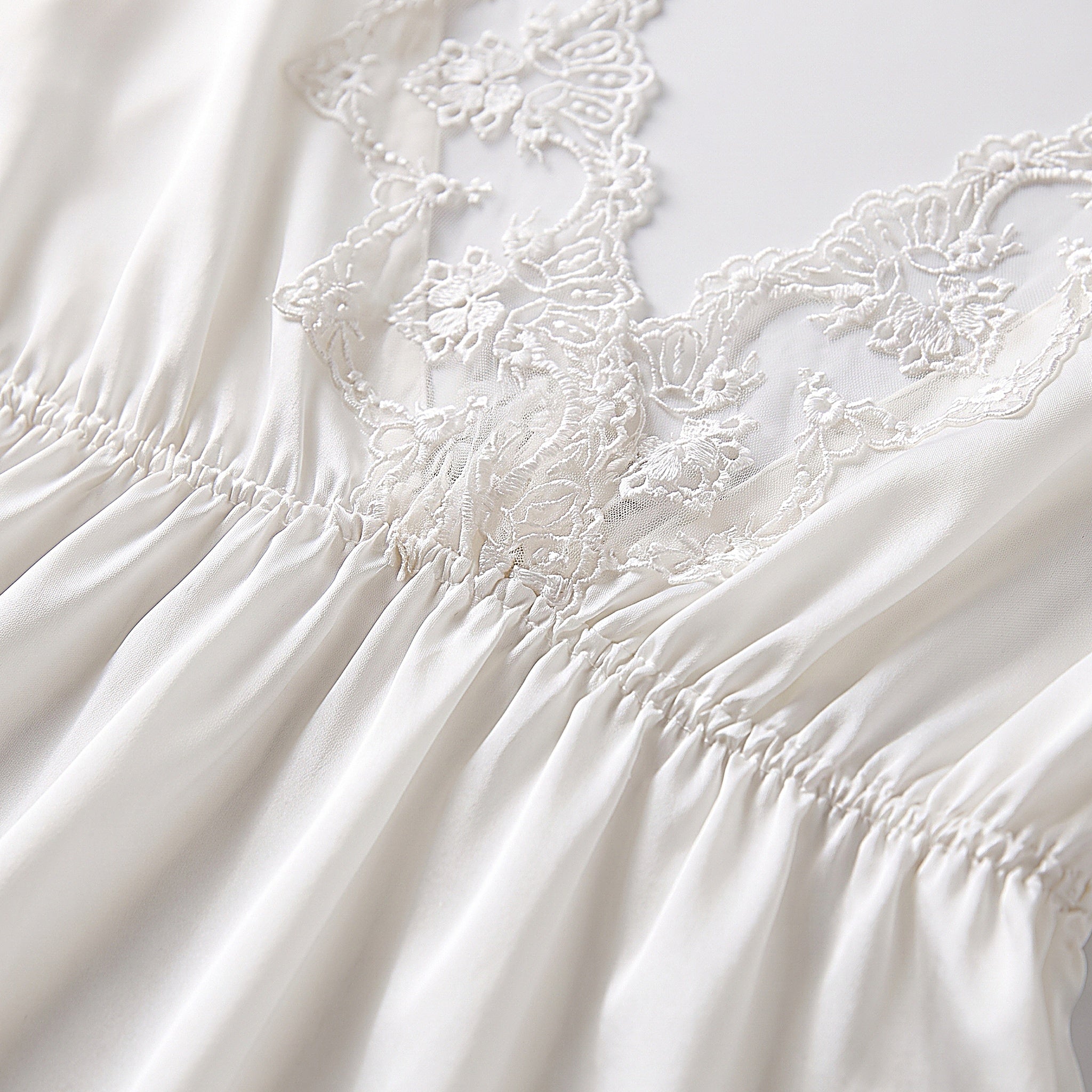 Détail du dos en dentelle brodée de la nuisette satin blanc Image