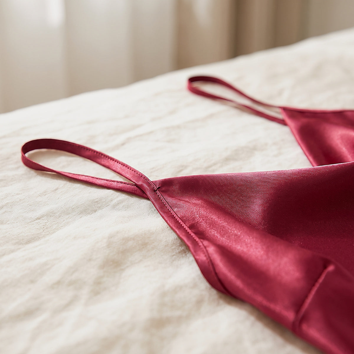 Une bretelle de satin et sa couture