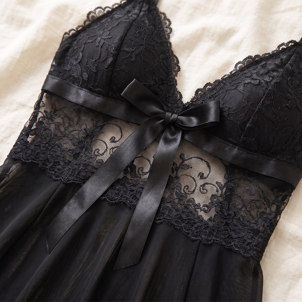 Le nœud de satin et la bande de dentelle sous la poitrine