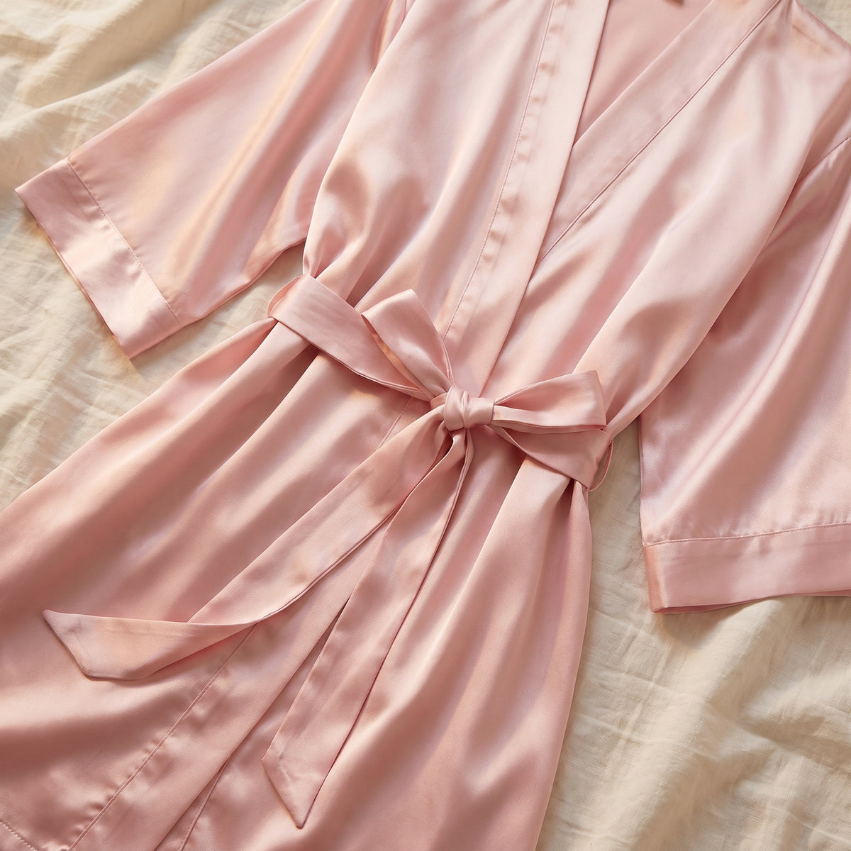 La ceinture nouée et les plis de la taille