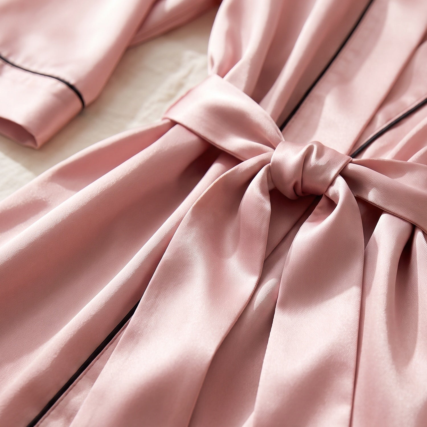 La ceinture de satin nouée à la taille Image