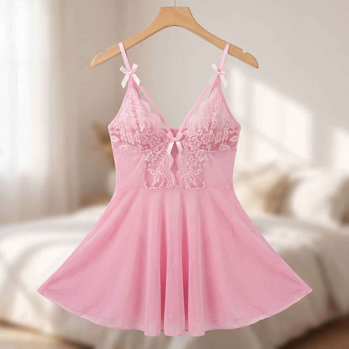 Le tissu fin déployé, du bustier jusqu'à l'ourlet