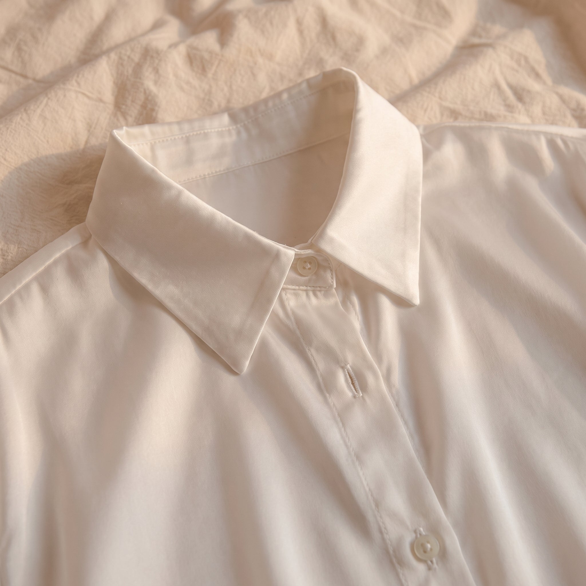 Le col chemise ouvert et son boutonnage Image