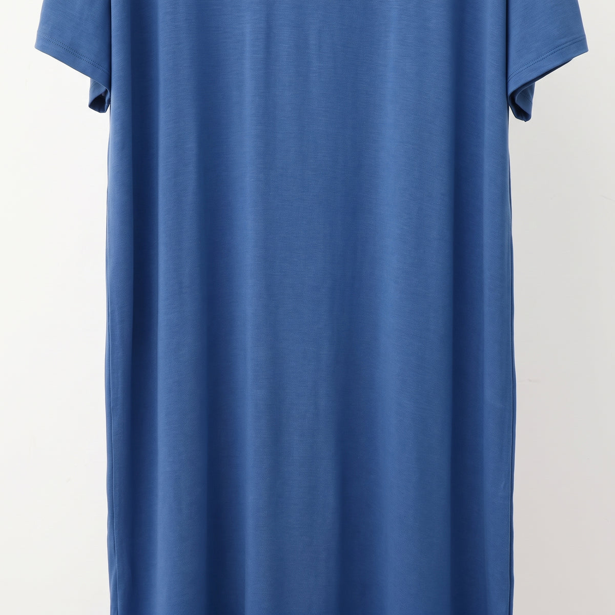 La coupe droite de la chemise de nuit bleue, d'une manche à l'autre