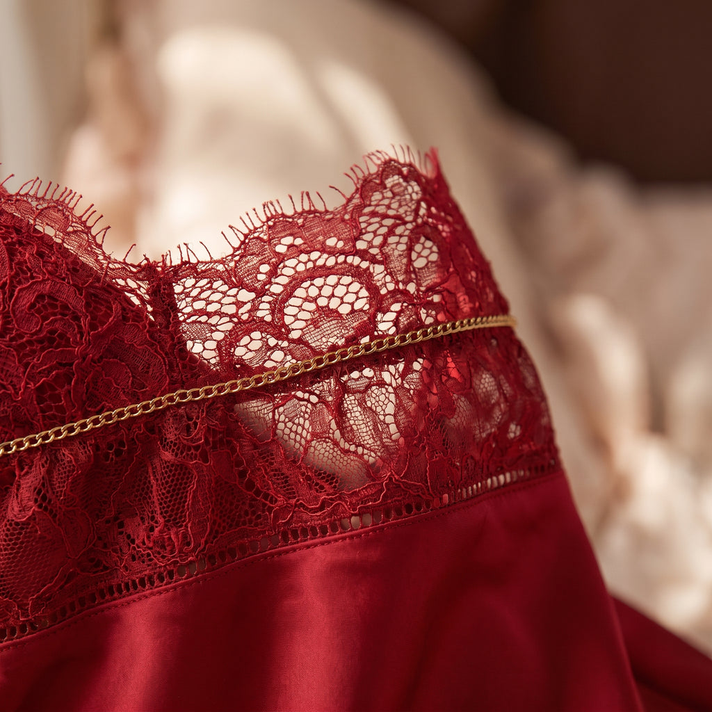 Le bustier de dentelle rouge et sa fine chaînette dorée