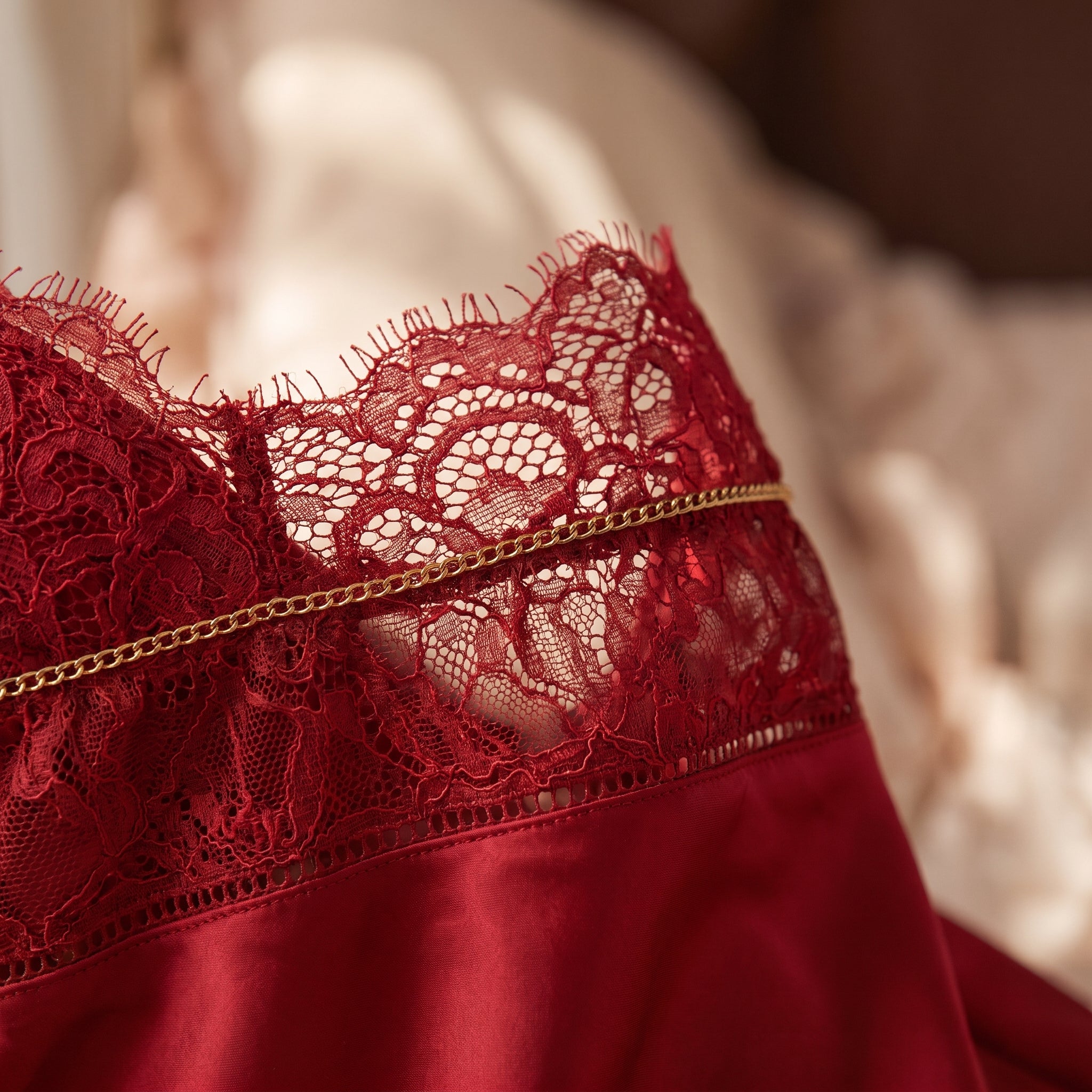 Le bustier de dentelle rouge et sa fine chaînette dorée Image