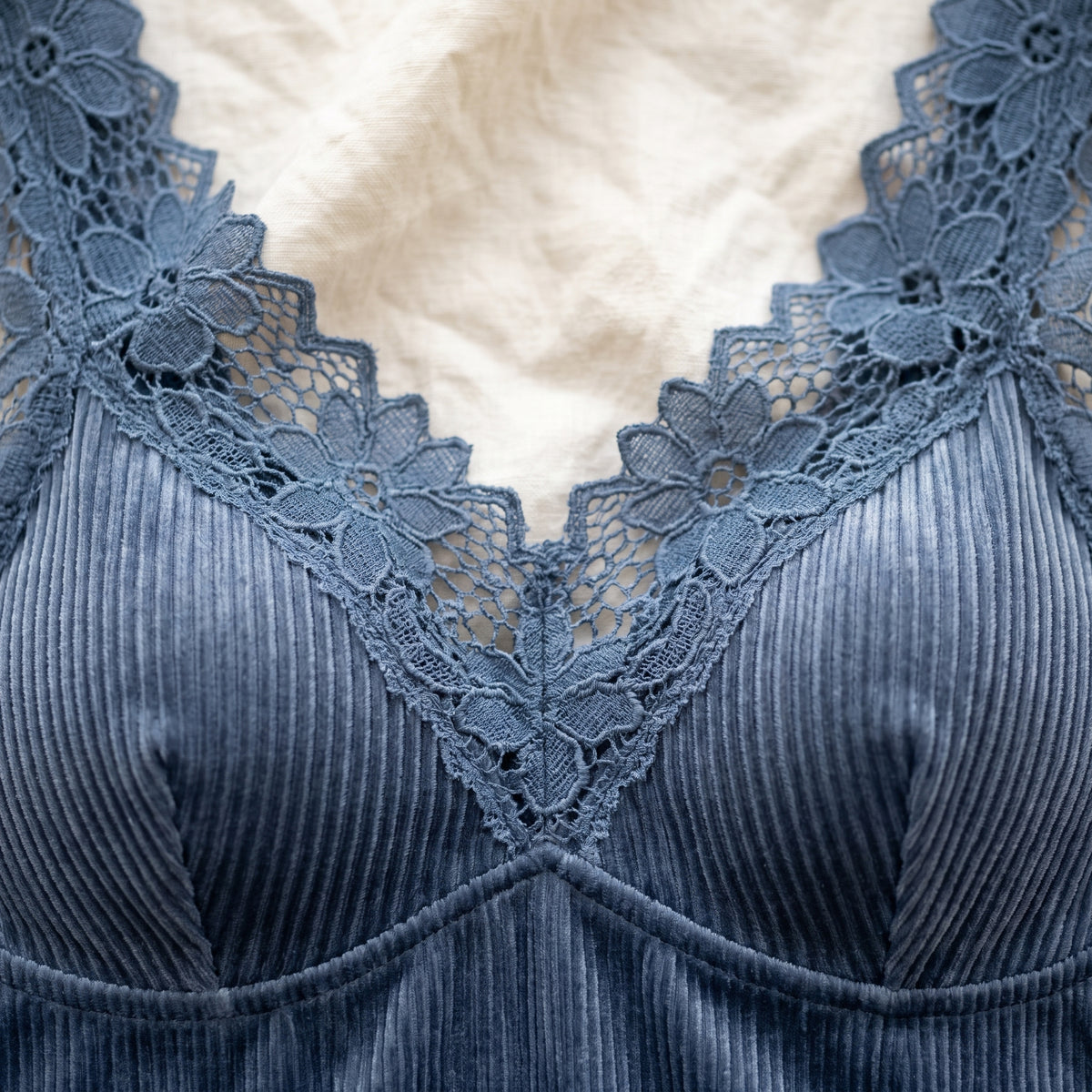 La dentelle ton sur ton qui borde le décolleté