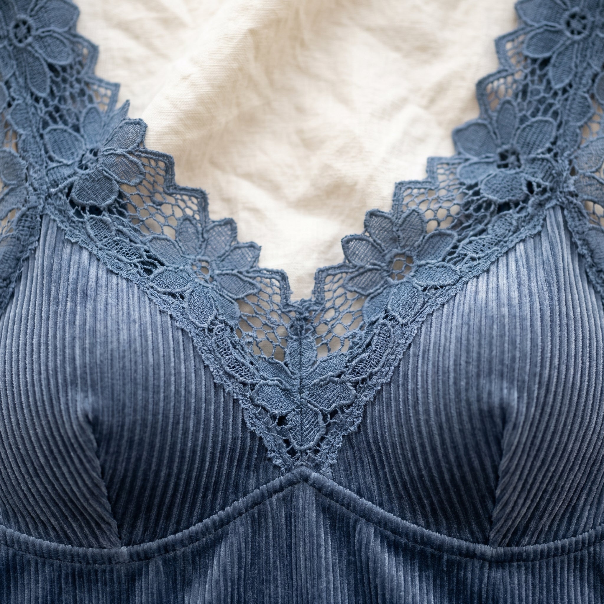 La dentelle ton sur ton qui borde le décolleté Image