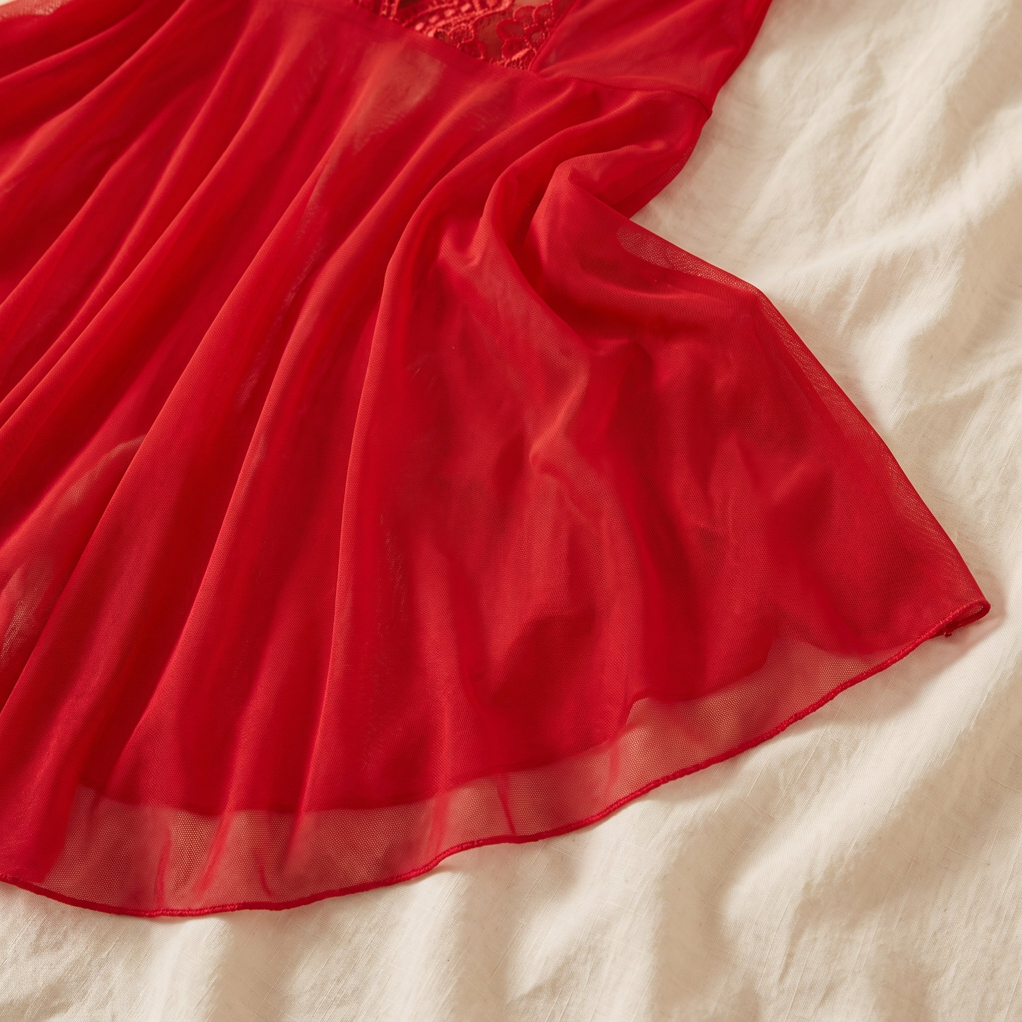Le voile transparent et son ourlet arrondi Image