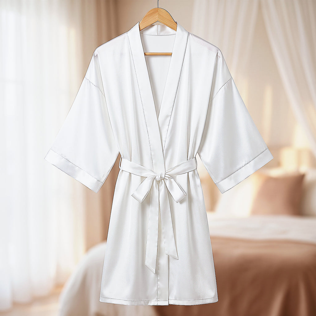 Le peignoir sur son cintre, ceinture nouée et manches kimono
