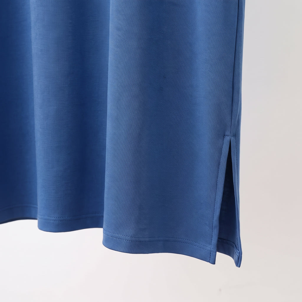 L'ourlet de la chemise de nuit bleue et sa fente latérale