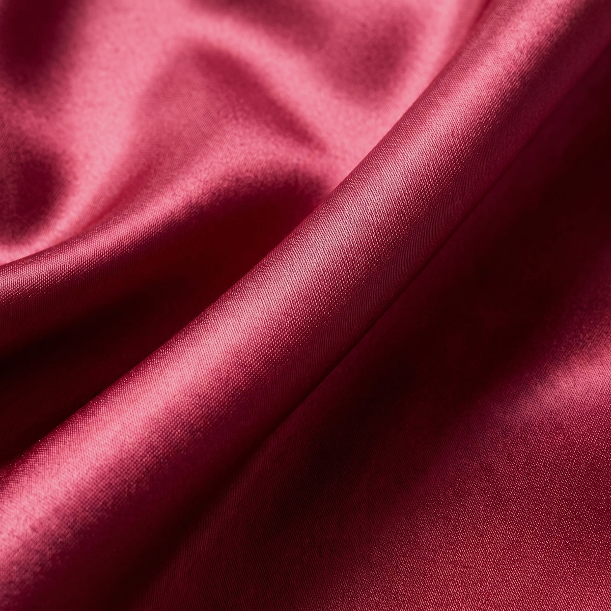 Le satin rouge framboise et ses reflets, vus de près