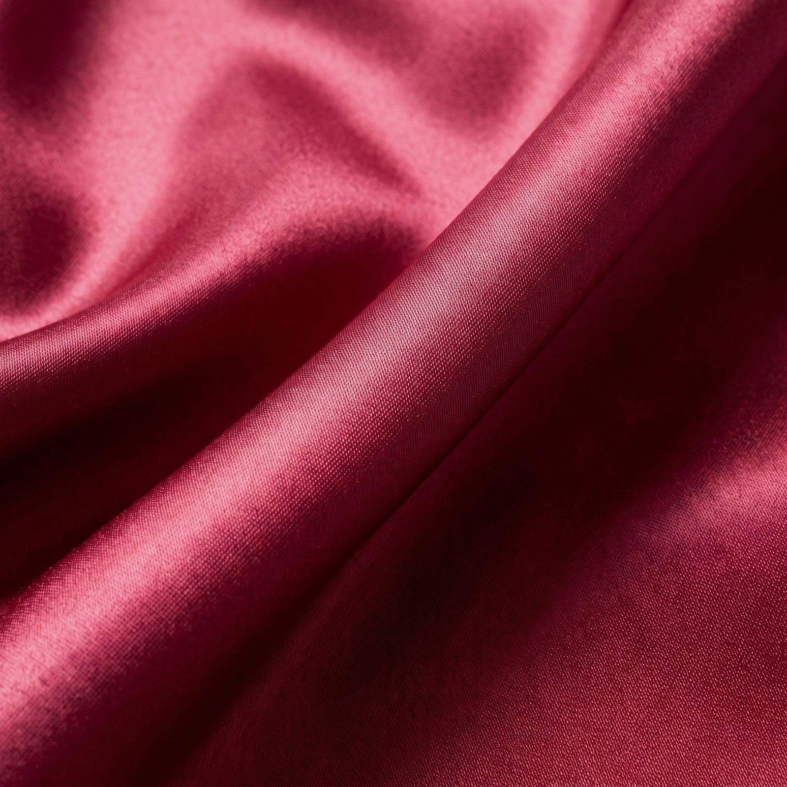 Le satin rouge framboise et ses reflets, vus de près Image
