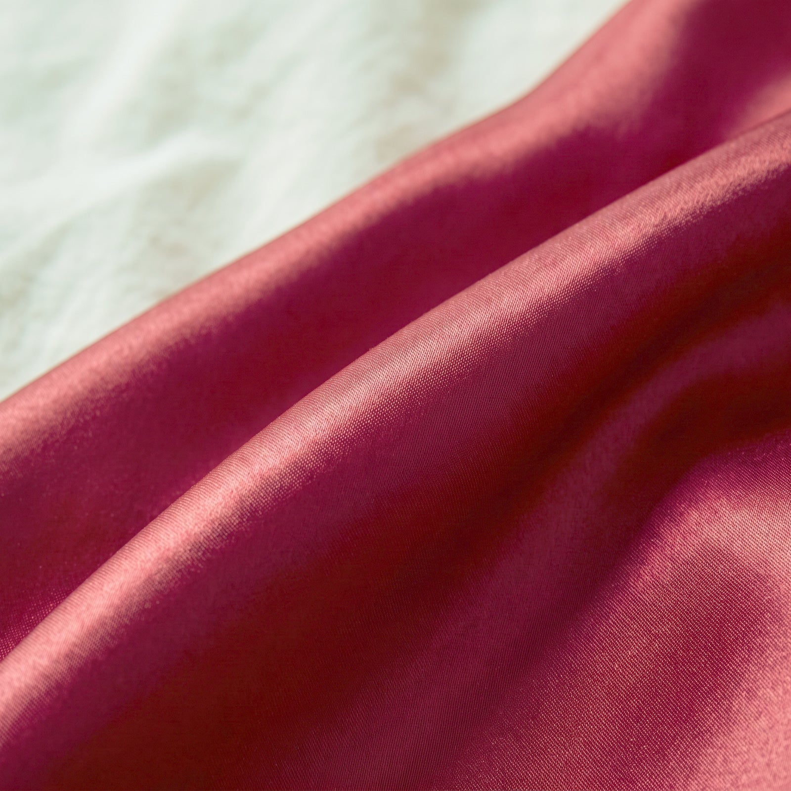 Le satin drapé en plis souples Image