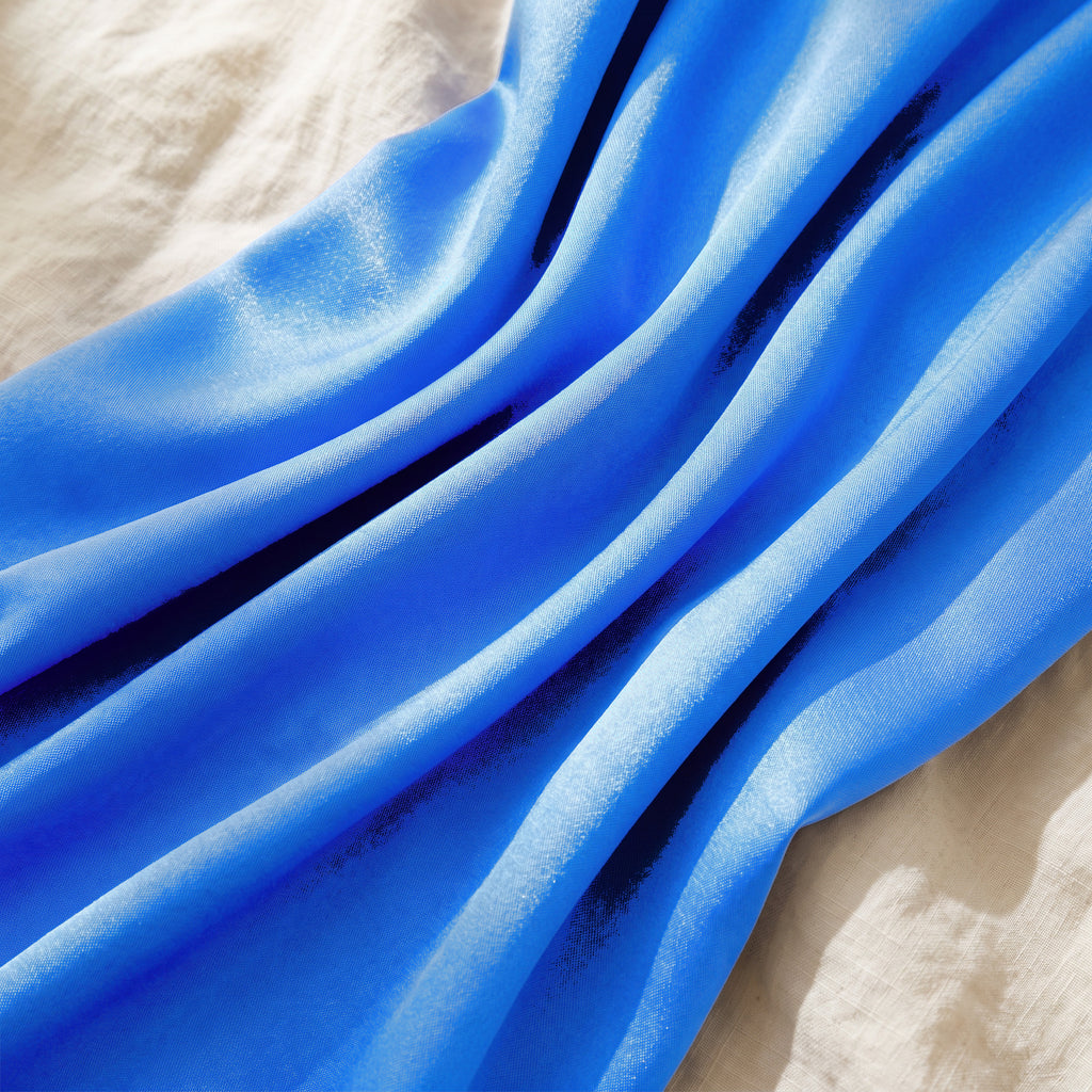Le satin drapé, sa brillance et ses plis