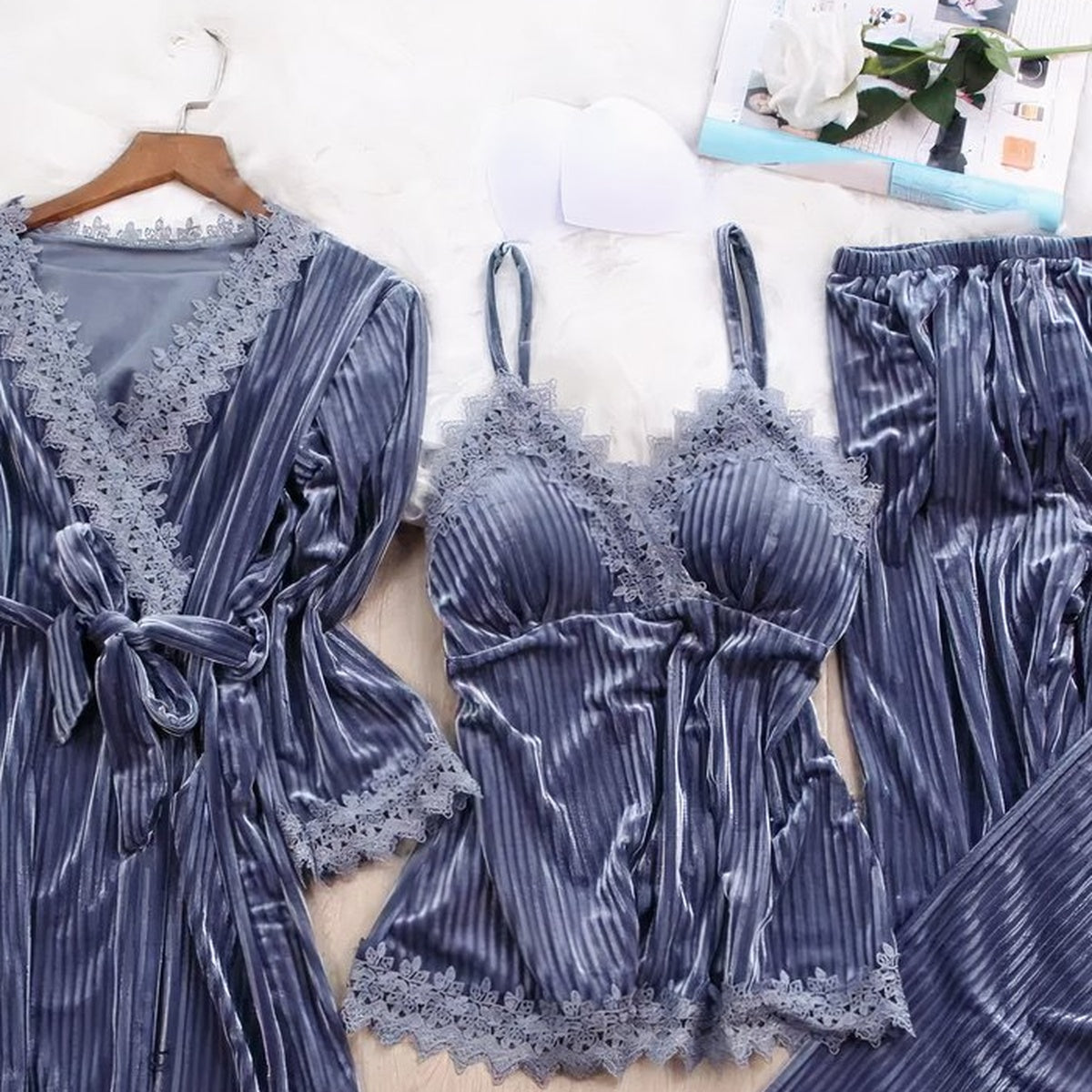 Le peignoir, le débardeur et le pantalon posés côte à côte