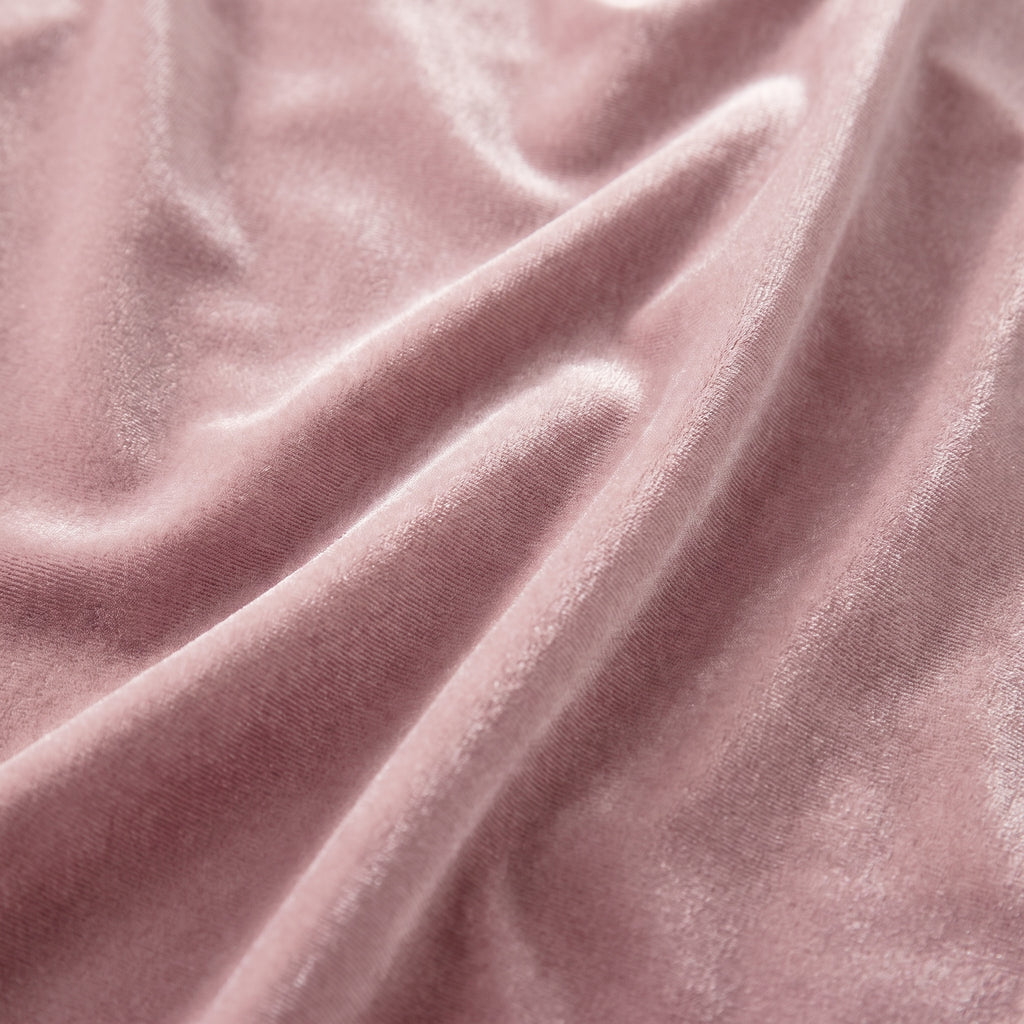 Le velours vieux rose et ses plis, vus de près
