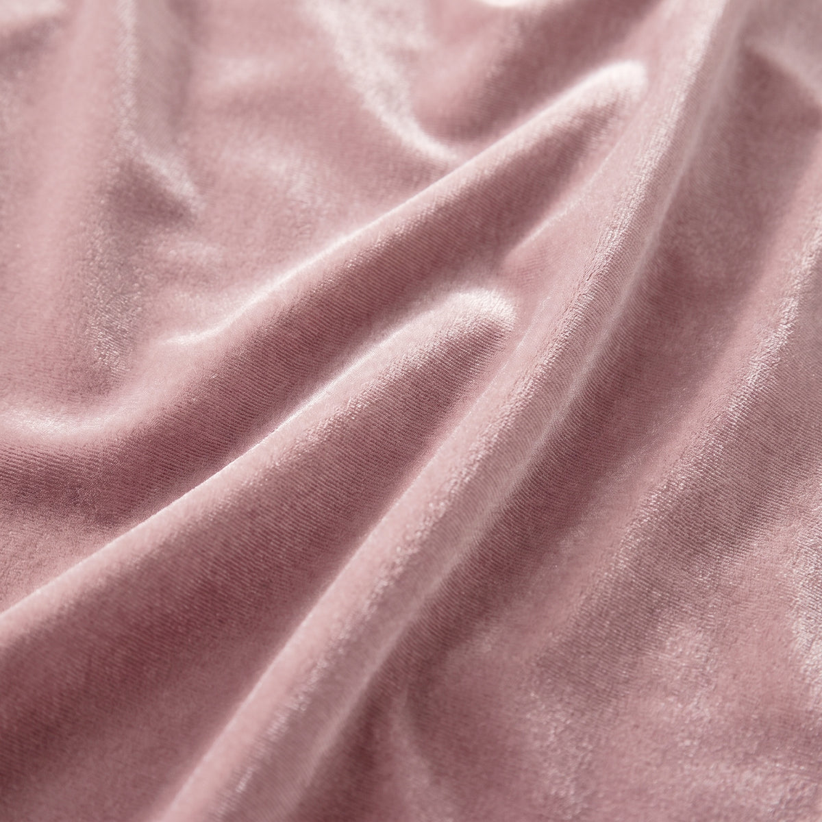 Le velours vieux rose et ses plis, vus de près
