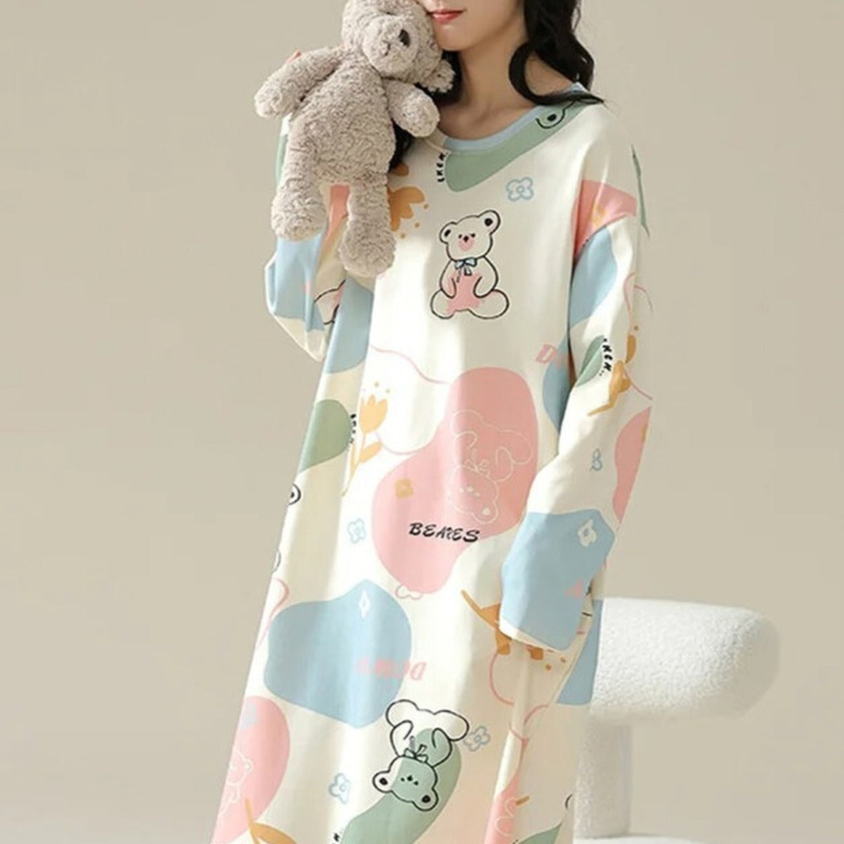 Gros plan de la chemise de nuit crème à motifs oursons, décolleté rond et liseré contrastant Image