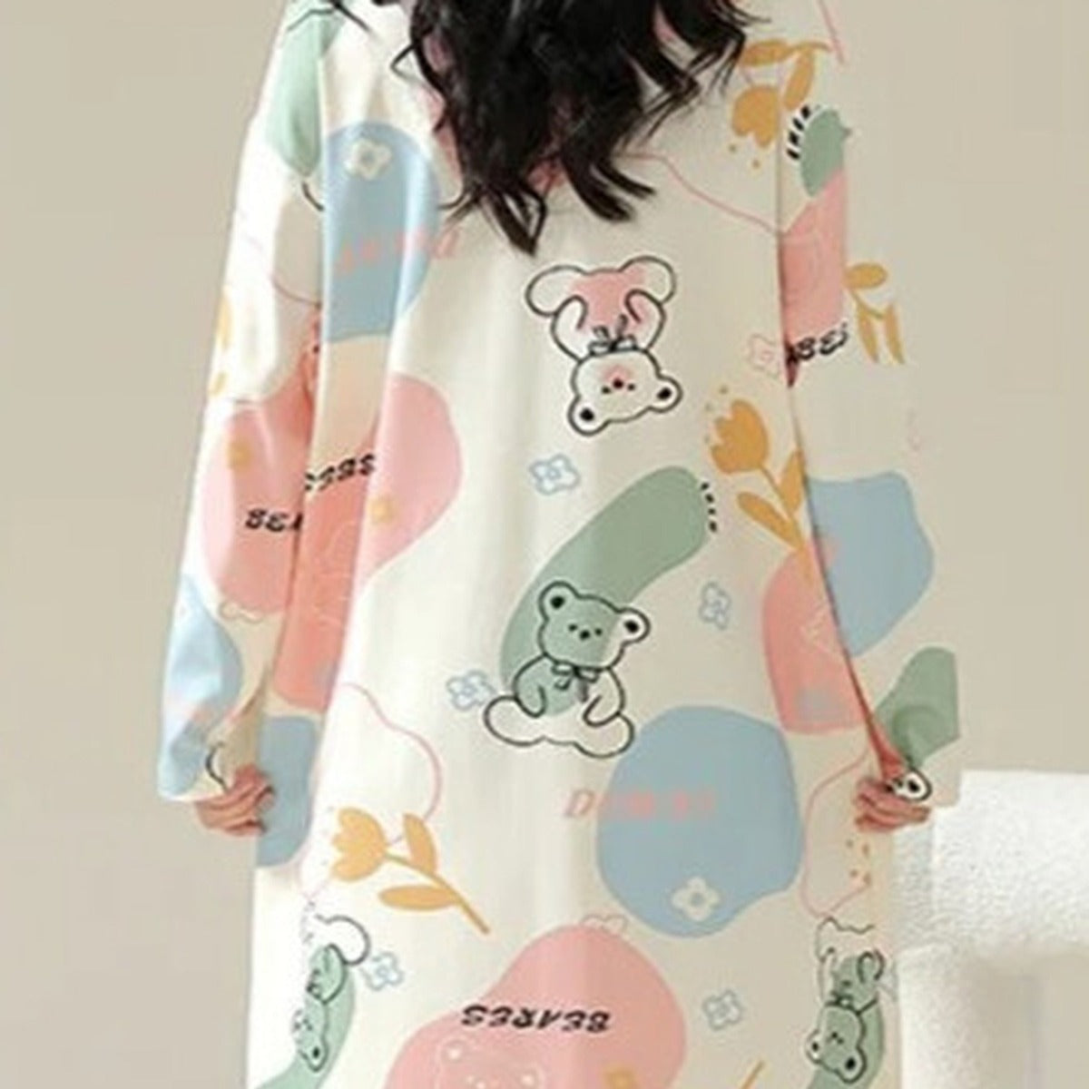 Vue de dos de la chemise de nuit longue à motifs oursons, coupe droite et ample Image