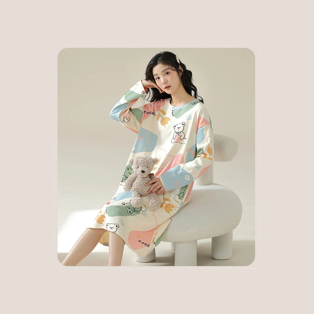 Chemise de nuit femme à motifs oursons portée, tête entière et peluche assortie