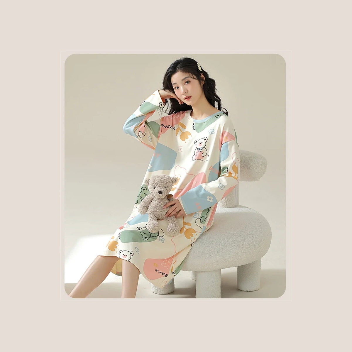 Chemise de nuit femme à motifs oursons portée, tête entière et peluche assortie