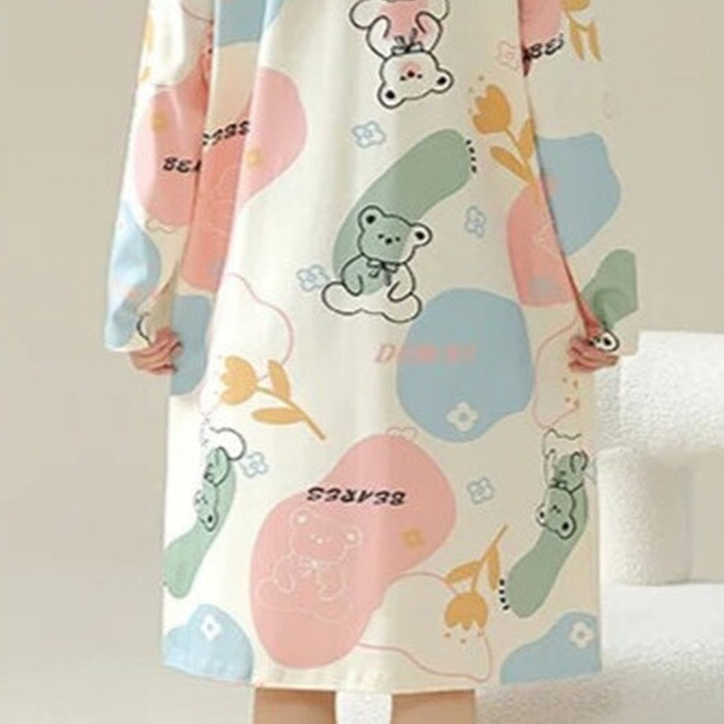 Vue de face de la chemise de nuit femme à motifs oursons pastel