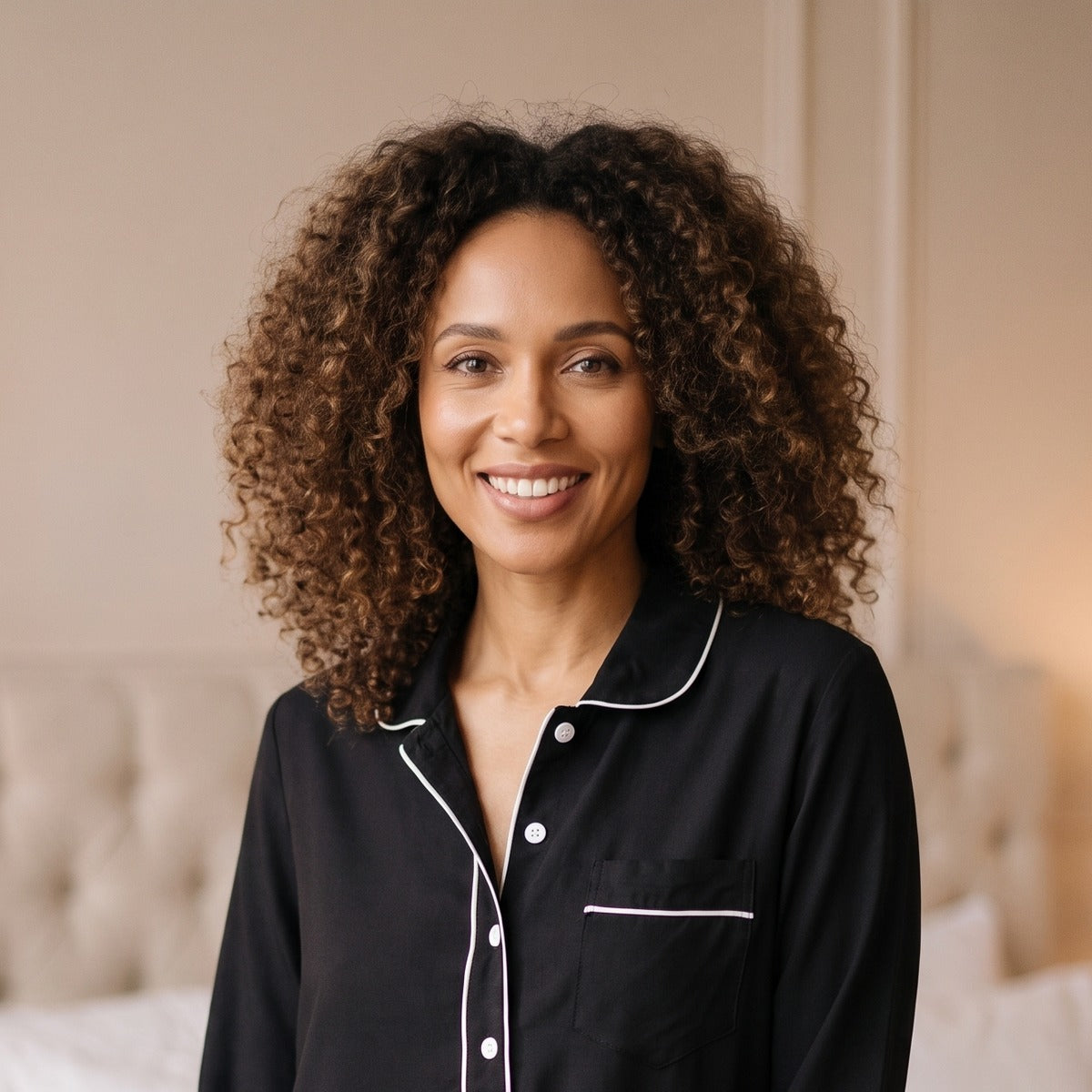 Sourire et col rabattu, passepoil blanc de la chemise de nuit, carre bloc 1 Image