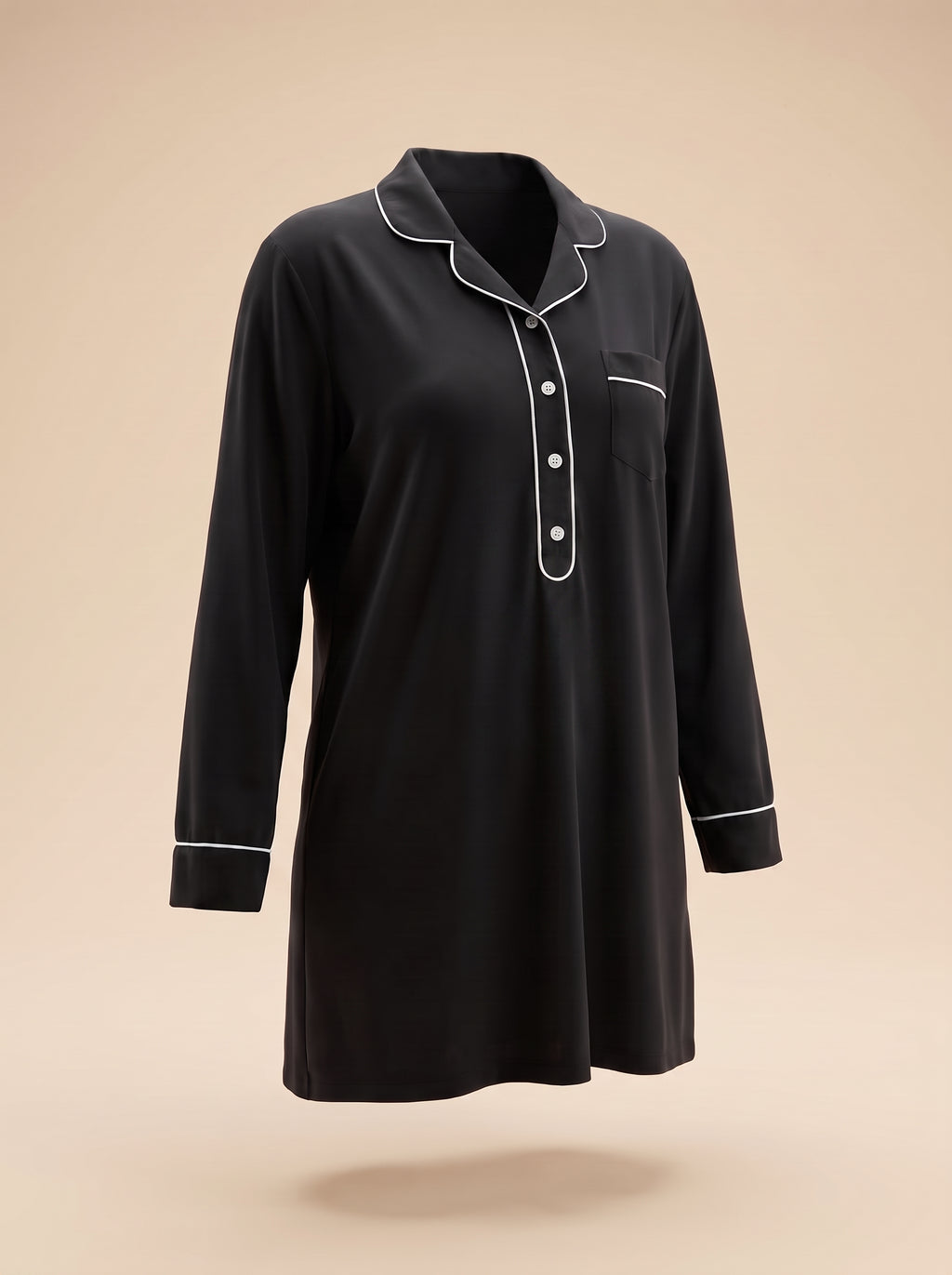 Chemise de nuit noire portee par mannequin invisible, col rabattu passepoil blanc, 4 boutons, poche poitrine