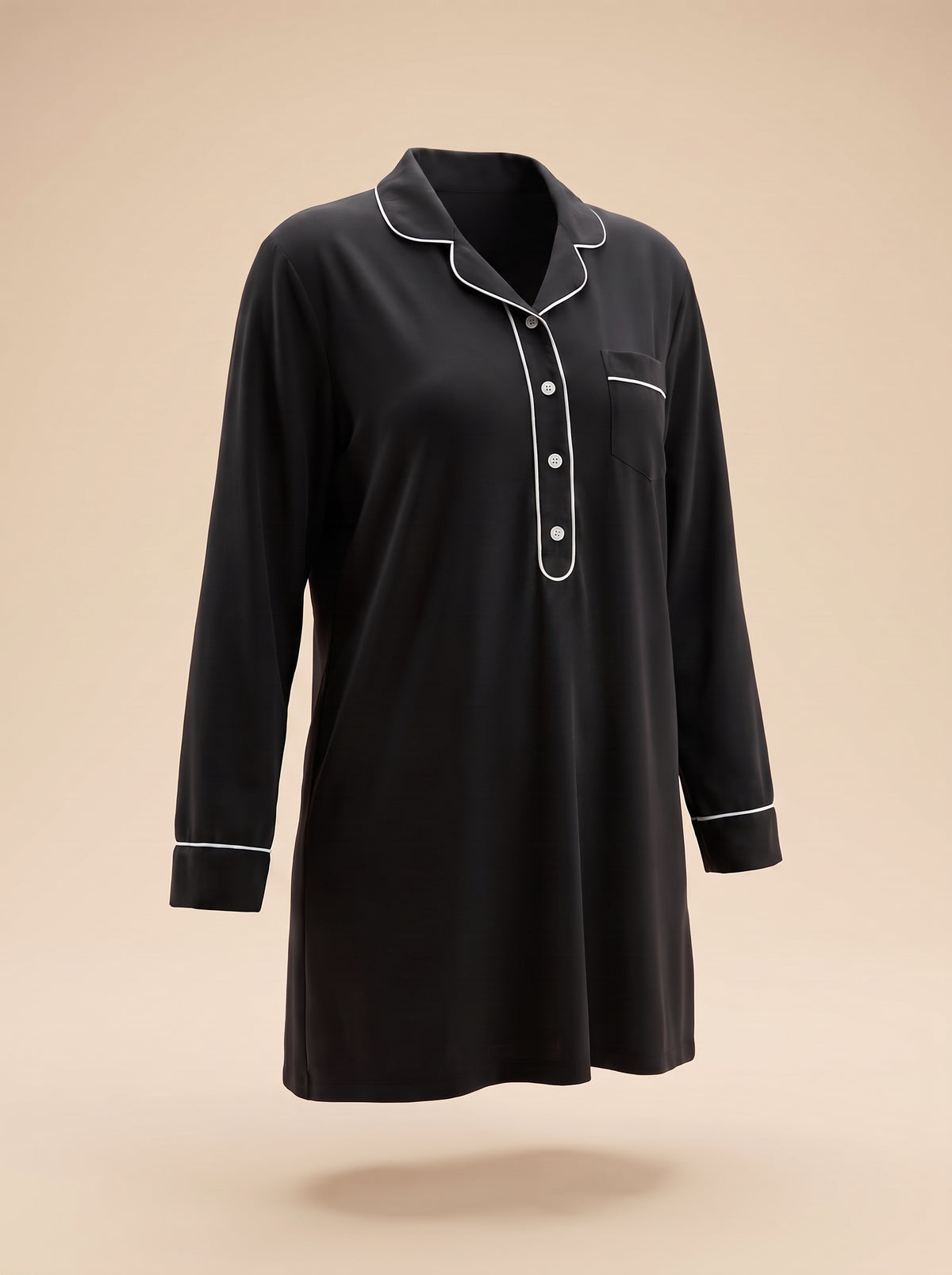Chemise de nuit noire portee par mannequin invisible, col rabattu passepoil blanc, 4 boutons, poche poitrine