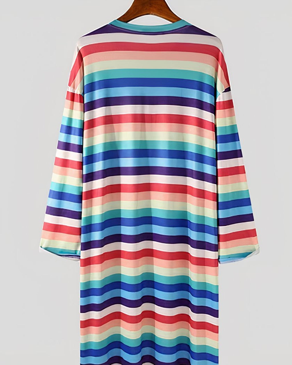 Chemise de nuit homme rayée multicolore vue de dos, présentée sur cintre