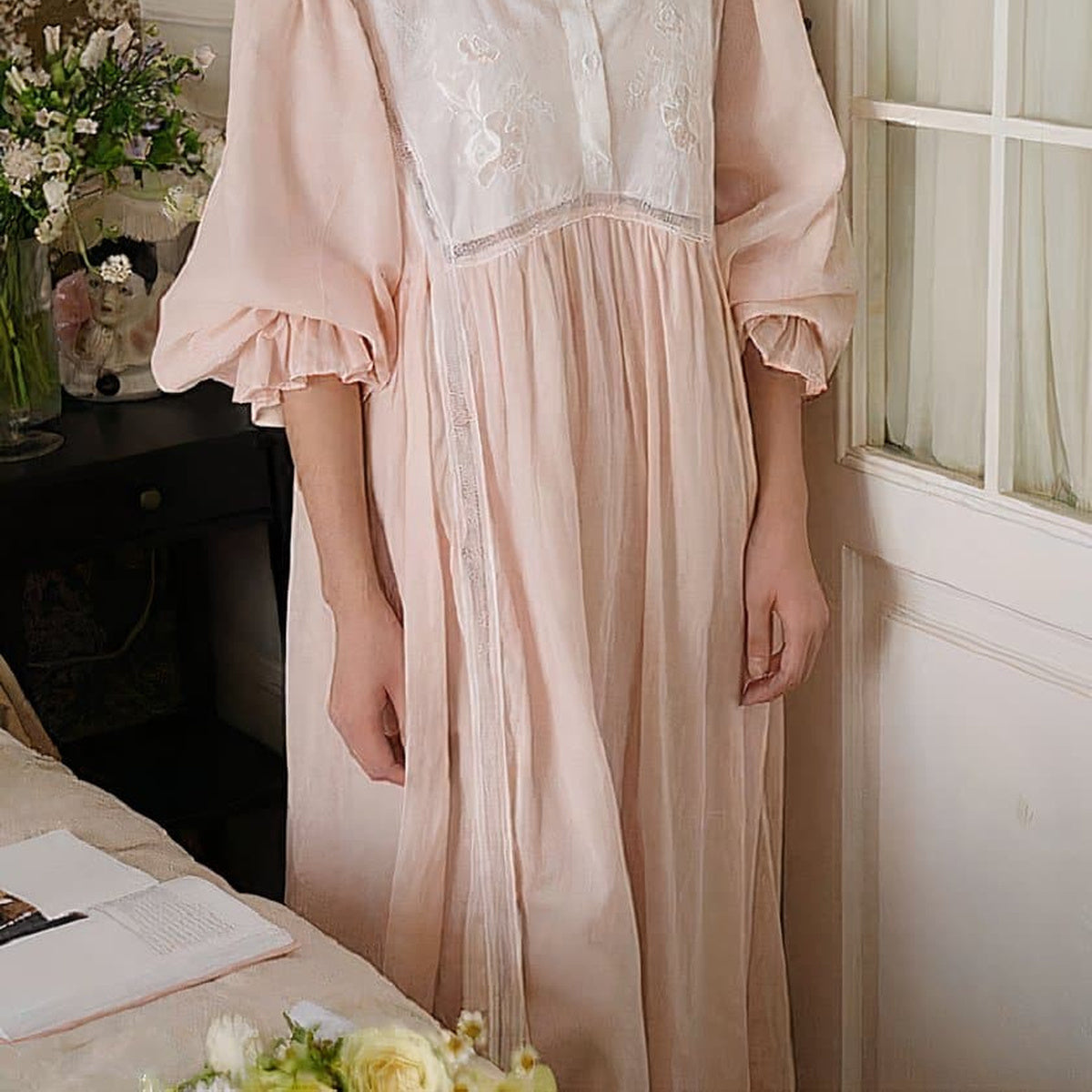 Jupe froncee et tombe long de la chemise de nuit rose Image