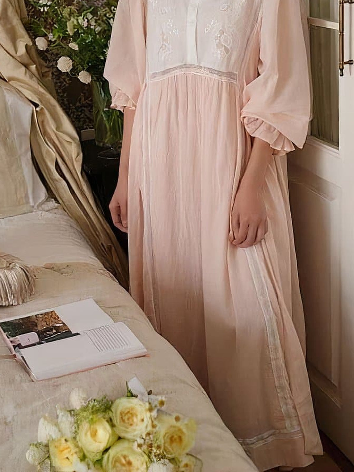 Tombe long et ampleur froncee de la chemise de nuit rose, jusqu'a l'ourlet