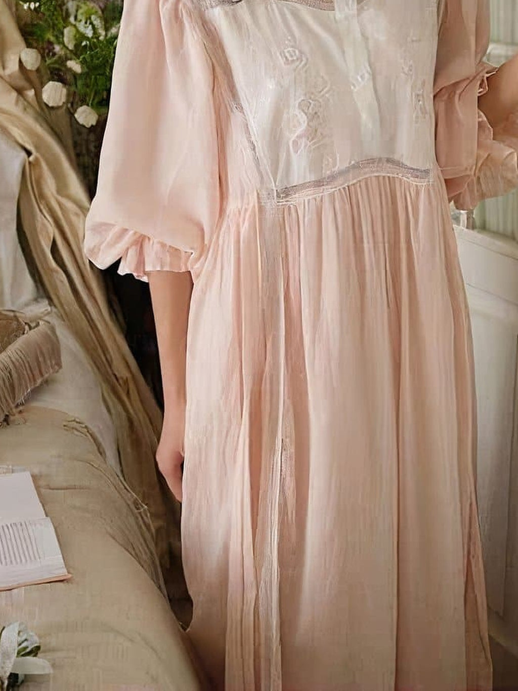 Plastron brode, bandes ajourees et manche a volant de la chemise de nuit rose