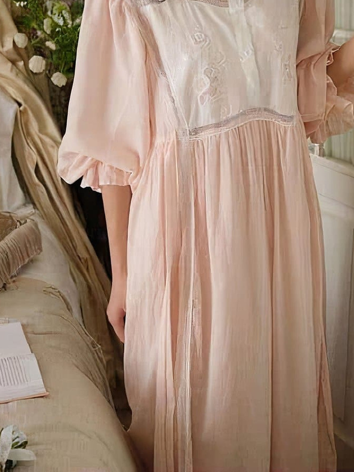 Plastron brode, bandes ajourees et manche a volant de la chemise de nuit rose