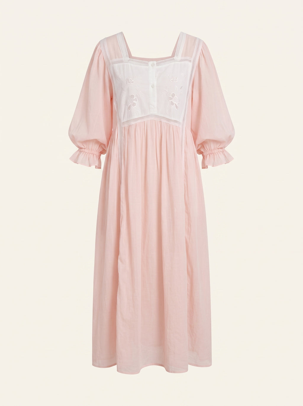 Chemise de nuit rose sur mannequin invisible, plastron blanc brode et manches a volant