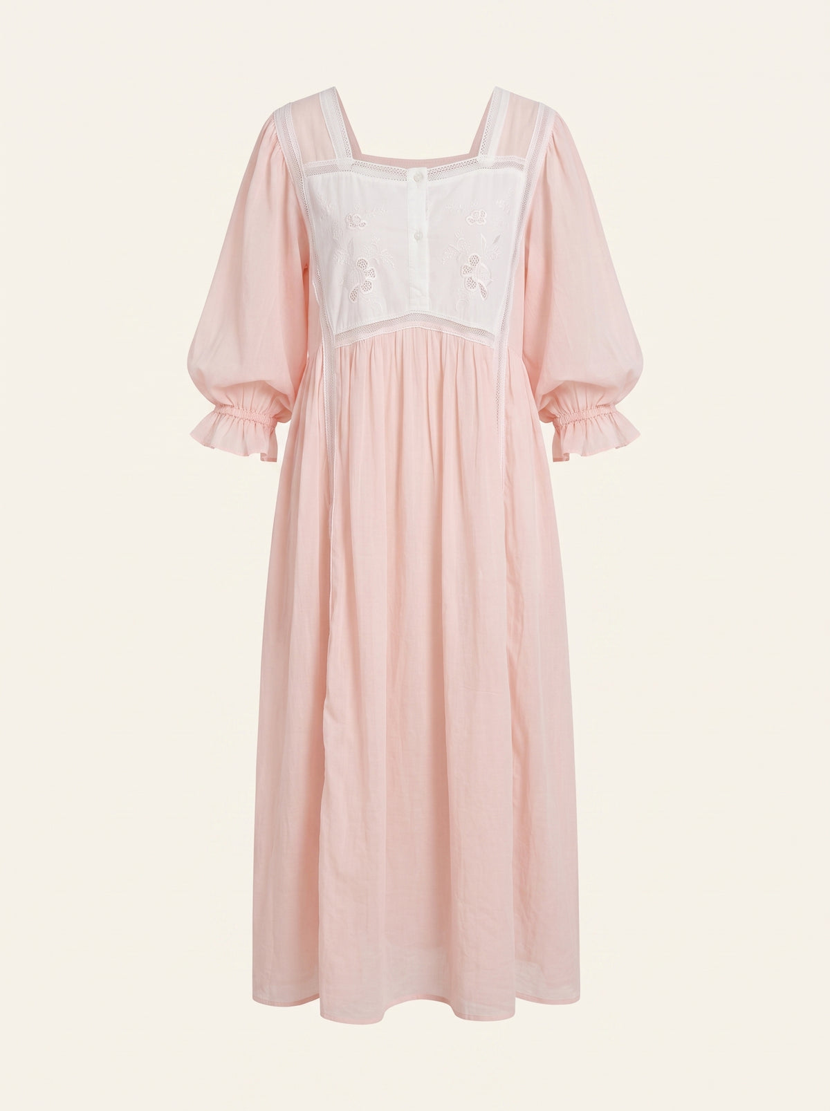 Chemise de nuit rose sur mannequin invisible, plastron blanc brode et manches a volant